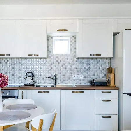 Lejlighed With Parking Space - 21075 *