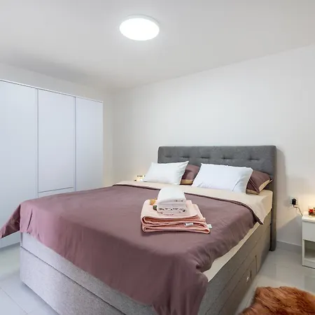 With Parking Space - 21075 Apartman *